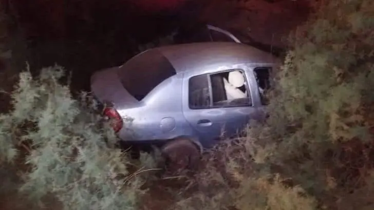 Vuelca camioneta y cae dentro de canal de riego en Huatabampo