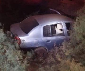 Vuelca camioneta y cae dentro de canal de riego en Huatabampo