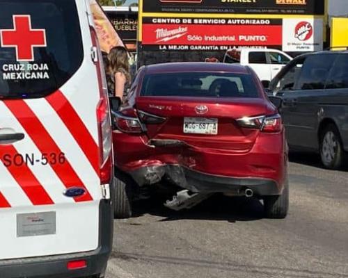 Dos automóviles sufren accidente por la Nayarit en Hermosillo