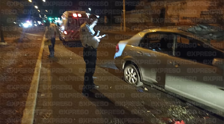Conductor se estrella contra un árbol por circular a exceso de velocidad