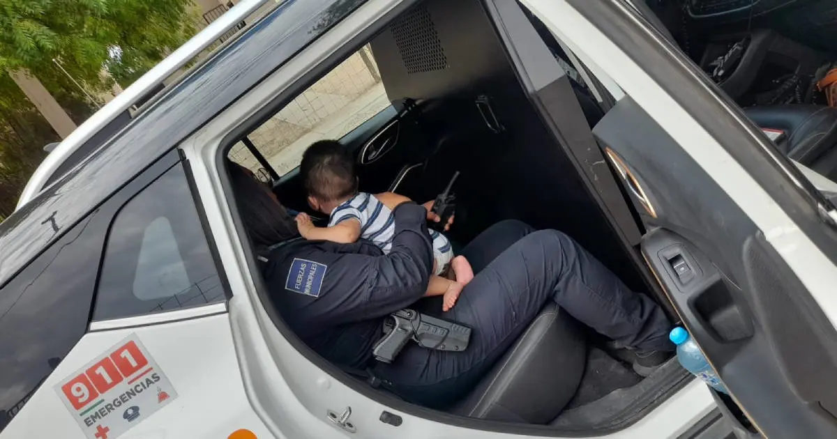 Policías auxilian a bebé por asfixia en Las Minitas