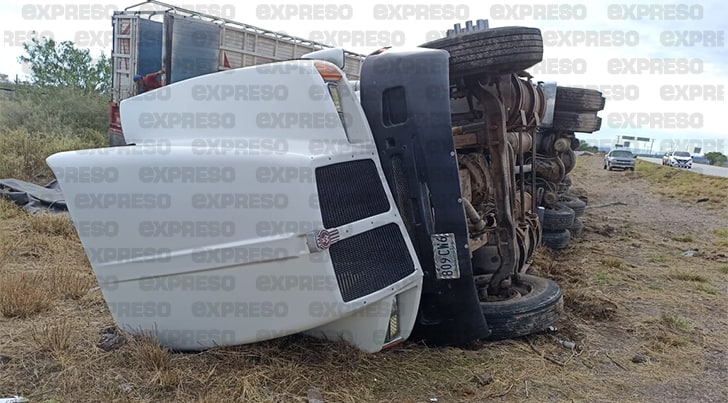 Vuelca tráiler cargado de trigo en la Carretera Internacional