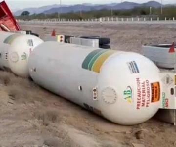 Vuelca pipa cargada de amoníaco sobre el tramo Hermosillo-Guaymas