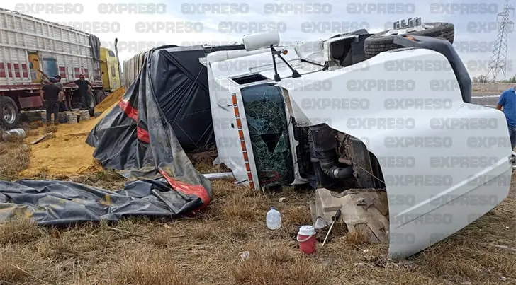 Vuelca tráiler cargado de trigo en la Carretera Internacional