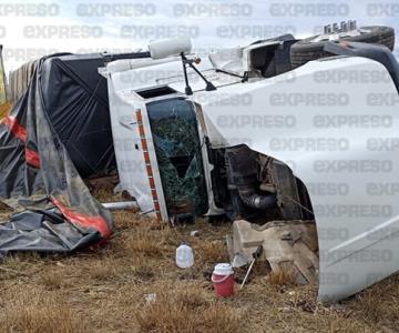 Vuelca tráiler cargado de trigo en la Carretera Internacional