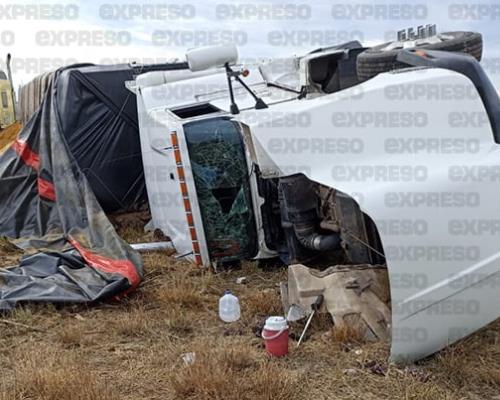 Vuelca tráiler cargado de trigo en la Carretera Internacional