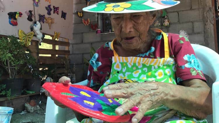 Hermelinda Reyes plasma su amor de madre en figuras artesanales