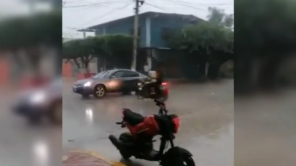 Pareja queda gravemente herida tras estrellarse contra un automóvil