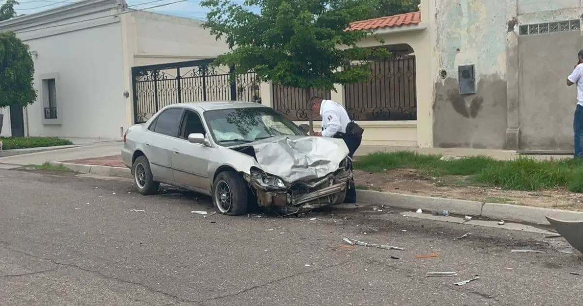 Conductor se pasa el alto y sufre aparatoso choque