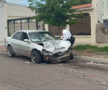 Conductor se pasa el alto y sufre aparatoso choque