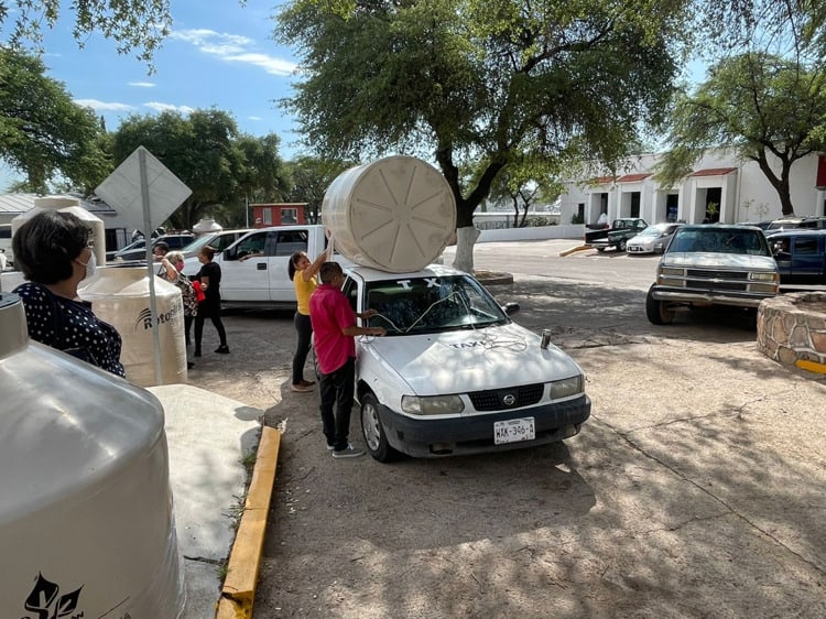 Entregan tinacos a familias de escasos recursos en Nogales