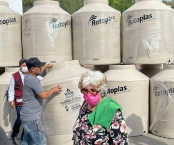 Entregan tinacos a familias de escasos recursos en Nogales