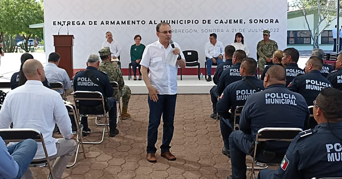 Alfonso Durazo entrega armas a la Secretaría de Seguridad pública de Cajeme