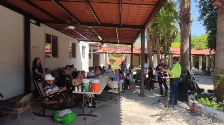 Organizan convivio en el asilo de ancianos Juan Pablo ll