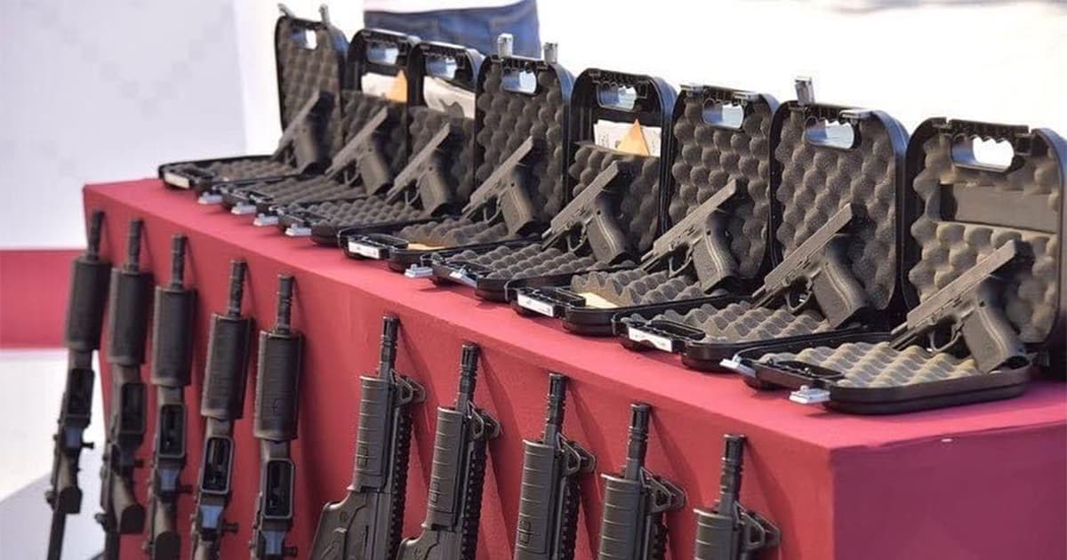 Alfonso Durazo entrega armas a la Secretaría de Seguridad pública de Cajeme