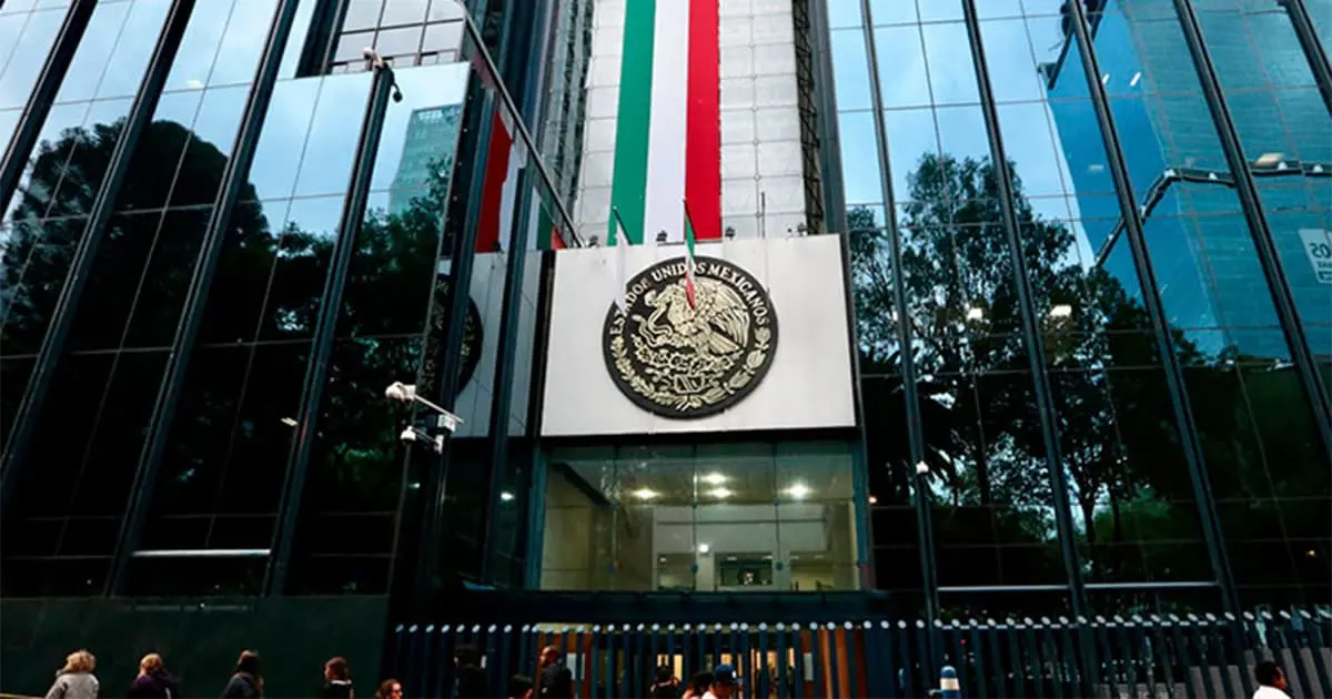 Dan 24 horas a FGR para informar si habrá acción penal contra López Obrador