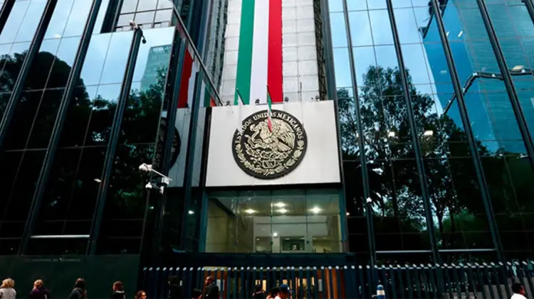 Dan 24 horas a FGR para informar si habrá acción penal contra López Obrador