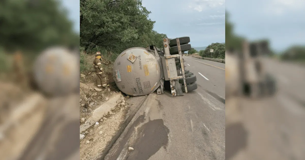 Pipa se vuelca en la carretera Cananea-Ímuris; transportaba aceite de motor