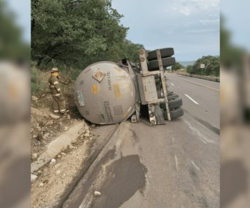 Pipa se vuelca en la carretera Cananea-Ímuris; transportaba aceite de motor