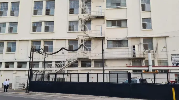 Muere hombre tras caer de un edificio de más de seis metros