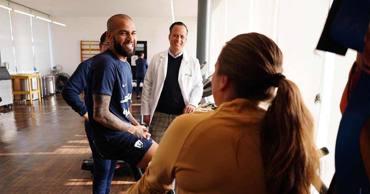 Dani Alves supera las pruebas médicas con Pumas