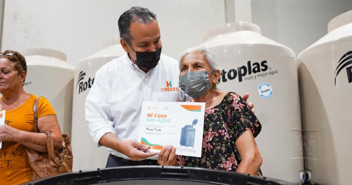 Entrega el alcalde primeros tinacos para familias del norte de Hermosillo
