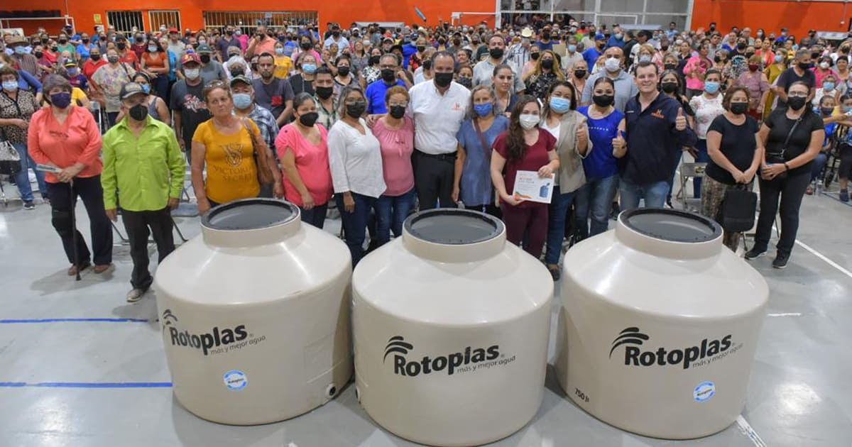 Entrega el alcalde primeros tinacos para familias del norte de Hermosillo