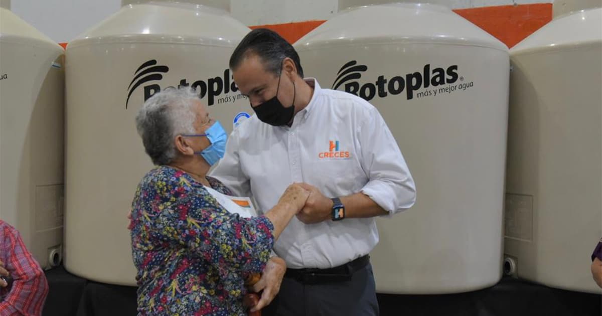 Entrega el alcalde primeros tinacos para familias del norte de Hermosillo