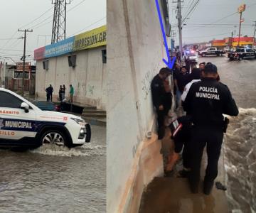 ¡Héroes! Así fue como policías salvaron a un hombre arrastrado a arroyo