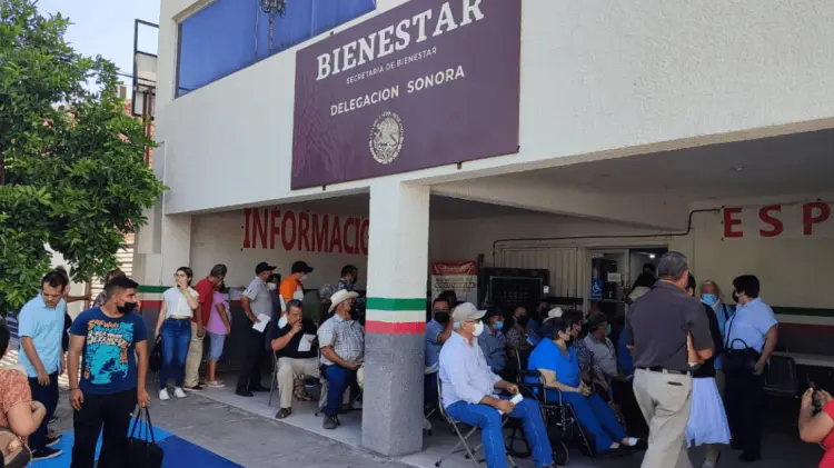 Dejan plantados a adultos mayores que acudieron por pensión del Bienestar