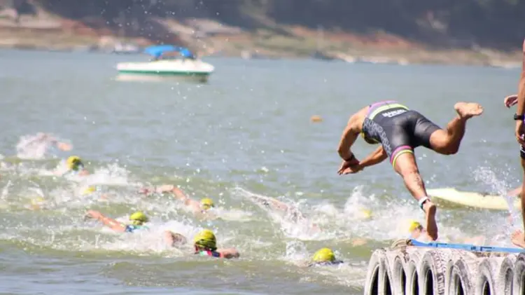 Cancelan triatlón por exceso de materia fecal en el agua