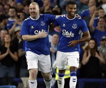 Everton deja cobrar penal a fan que da  víveres a refugiados de Ucrania