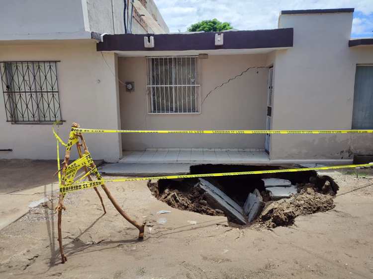 Enorme socavón amenaza a vivienda de Hermosillo