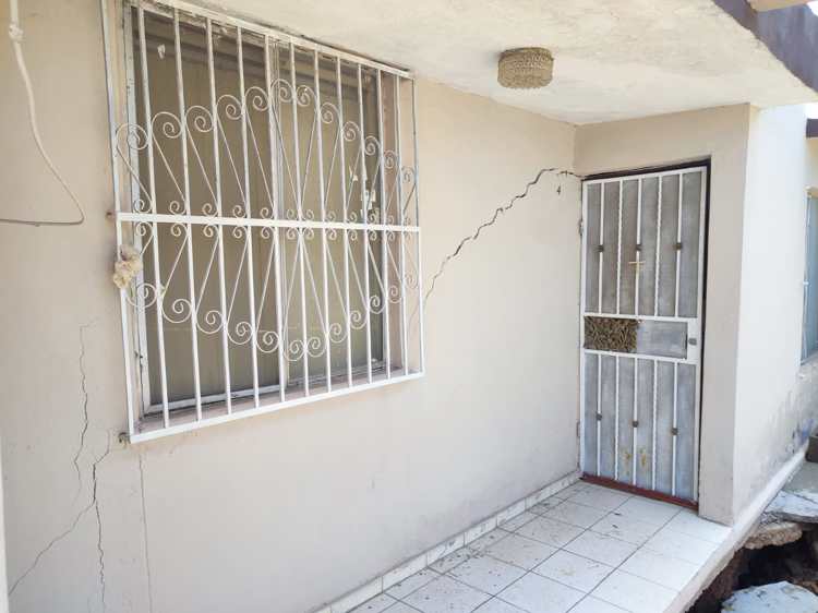 Enorme socavón amenaza a vivienda de Hermosillo