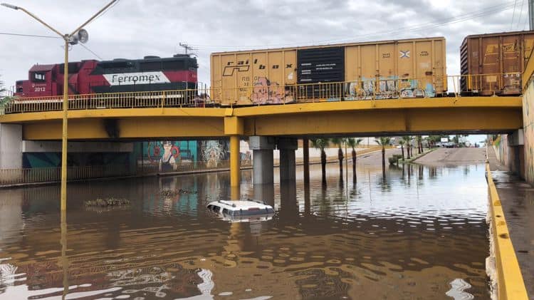 Ignoran señalamientos y hunden camioneta en desnivel de la calle 200