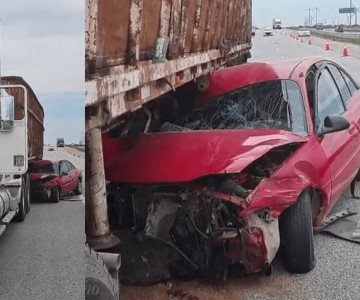 Vehículo pierde el control e impacta contra un tráiler; hay 5 lesionados