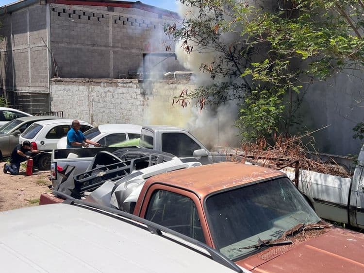 Dos autos se incendian dentro de taller mecánico en la colonia San Benito