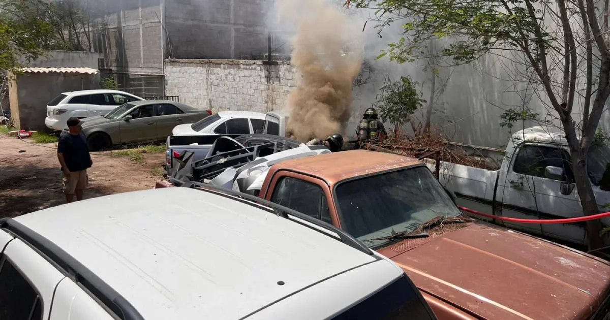 Dos autos se incendian dentro de taller mecánico en la colonia San Benito
