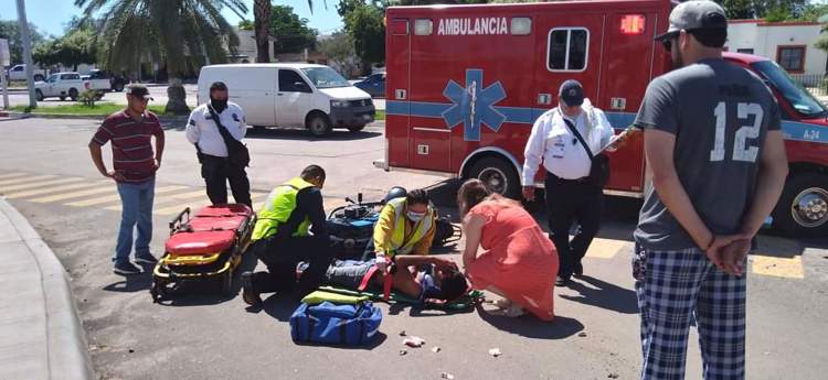 Motociclista se estrella contra automóvil por pasarse el alto