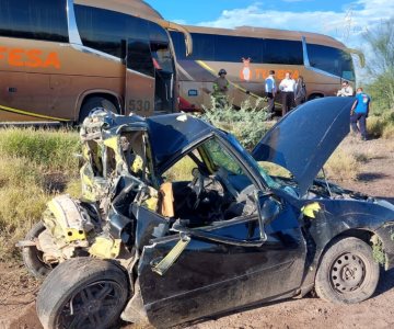 Camión se estrella contra un vehículo en la carretera federal 15