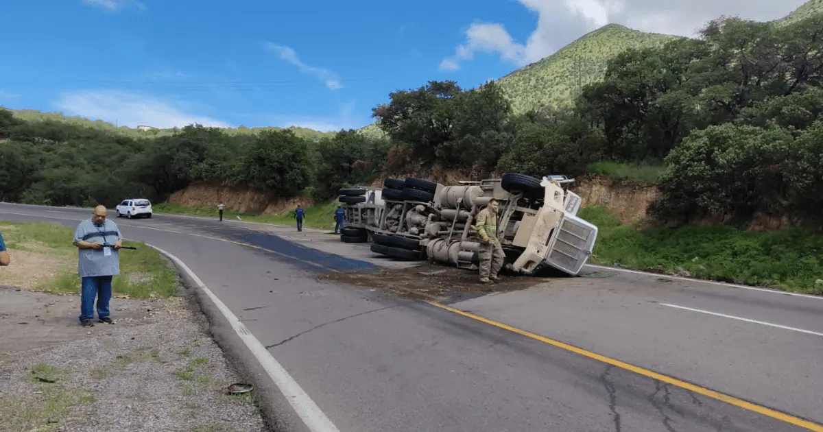 Se vuelca tráiler con nitrato de sodio en la carretera Ímuris-Agua Prieta