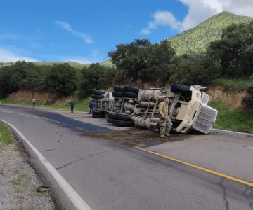 Se vuelca tráiler con nitrato de sodio en la carretera Ímuris-Agua Prieta