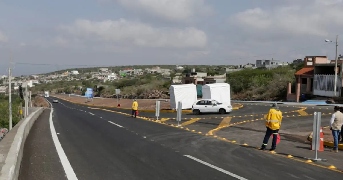 Hombres armados detienen tráiler en Querétaro - Chimequillas