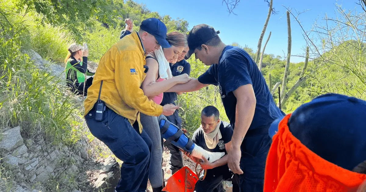 Rescatan a mujer en el Cerro del Bachoco
