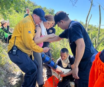 Rescatan a mujer en el Cerro del Bachoco