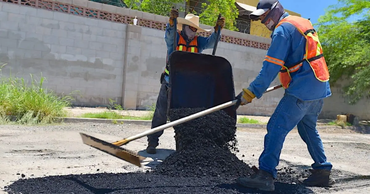 Reparan baches en principales vialidades de Hermosillo