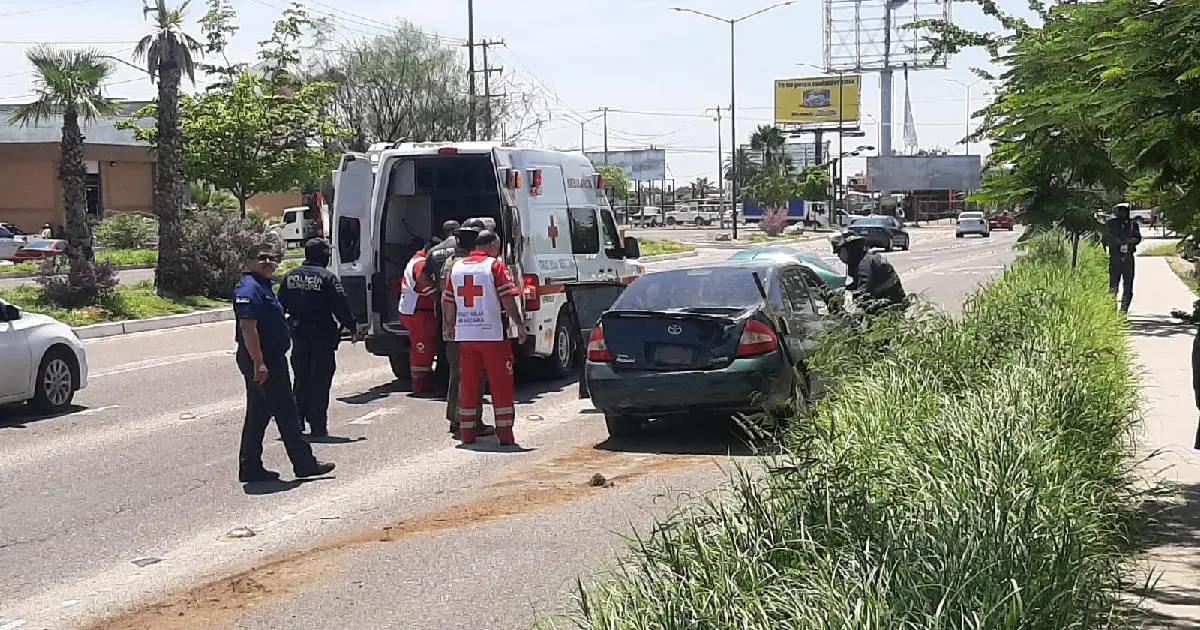 Pierde el control de su vehículo y se lleva una parada de camión