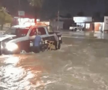 Rescatan a padre e hija tras ser arrastrados por la corriente al norte