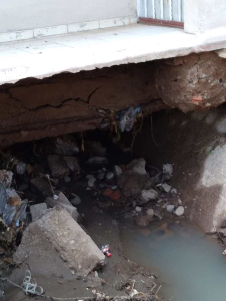 Casa del socavón en la colonia Sahuaro Indeco comienza a hundirse