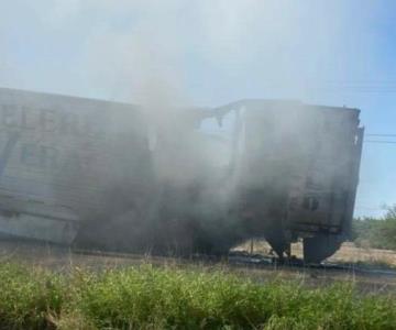 Se quema tráiler transportador de hielo en carretera Hermosillo-Kino